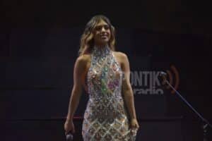 ALE lanza XOXO en el concierto de Nodal