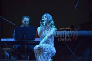 ALE lanza XOXO en el concierto de Nodal